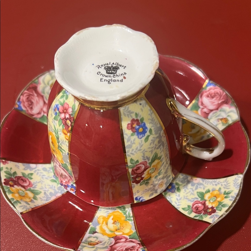 # 0580 + Royal Albert Crown Bone China Red and Gold Teacup and Saucer Set - Picture 5 of 12